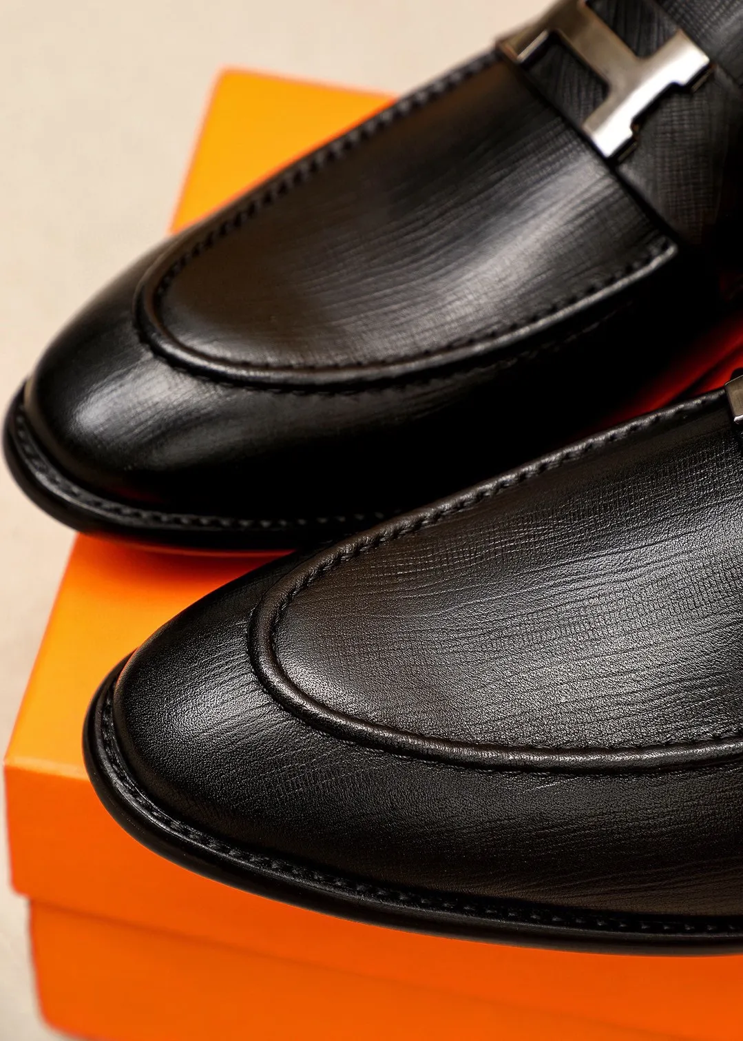 Men's shoes 💰480 💐 Product trademark: HERMES "Hermès" casual leather shoes Regular size: 39-44 (38.45.46🉑️Customized) Product materials: Selected imported first-layer calfskin embossed upper + classic hardware buckle, imported water-dyed cowhide lining. Strong three-dimensional visual effect, combined outsole Color: 1⃣️color optional